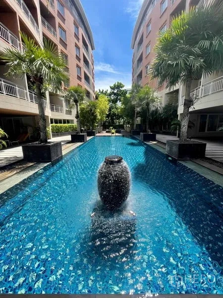 公寓 出租 - 度假风长泳池，中庭水景与棕榈树，低层公寓环绕。