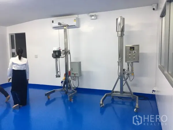 工厂 出租或出售在Pathum Thani - 洁净工业房内的移动式搅拌与灌装设备，蓝色环氧地坪。