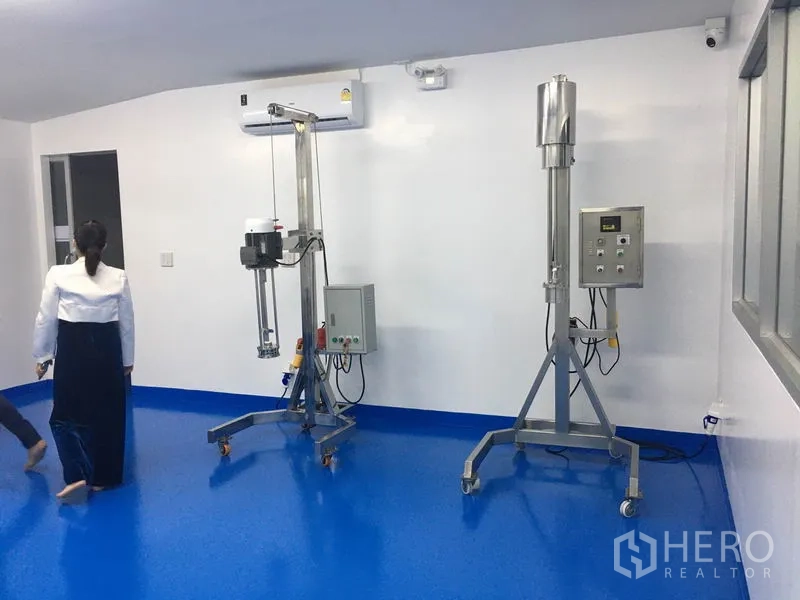 工厂 出租或出售在Pathum Thani - 洁净工业房内的移动式搅拌与灌装设备，蓝色环氧地坪。