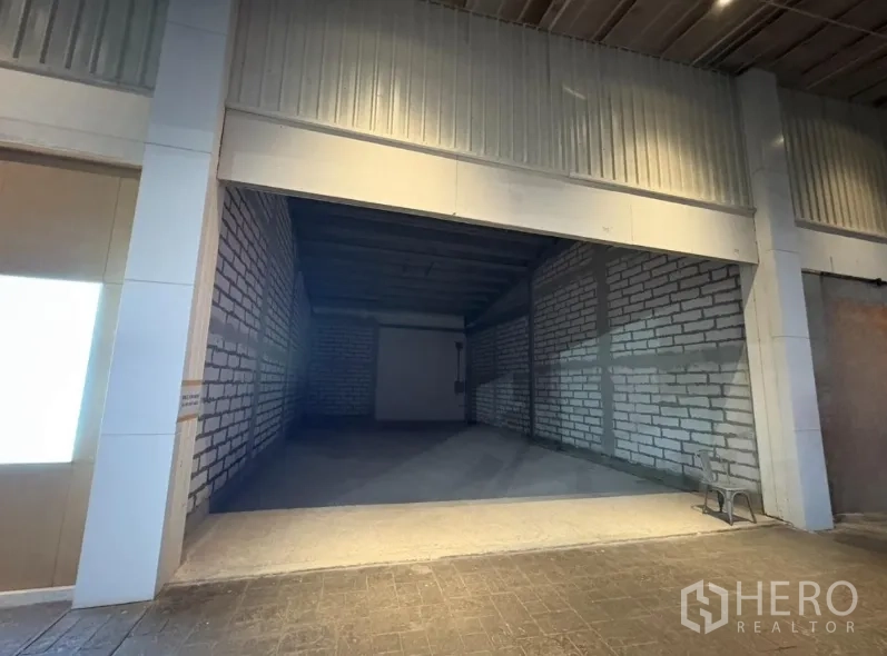 零售空间 出租 - 零售铺入口区域，挑高空间，布局方正，适合做门店或展厅