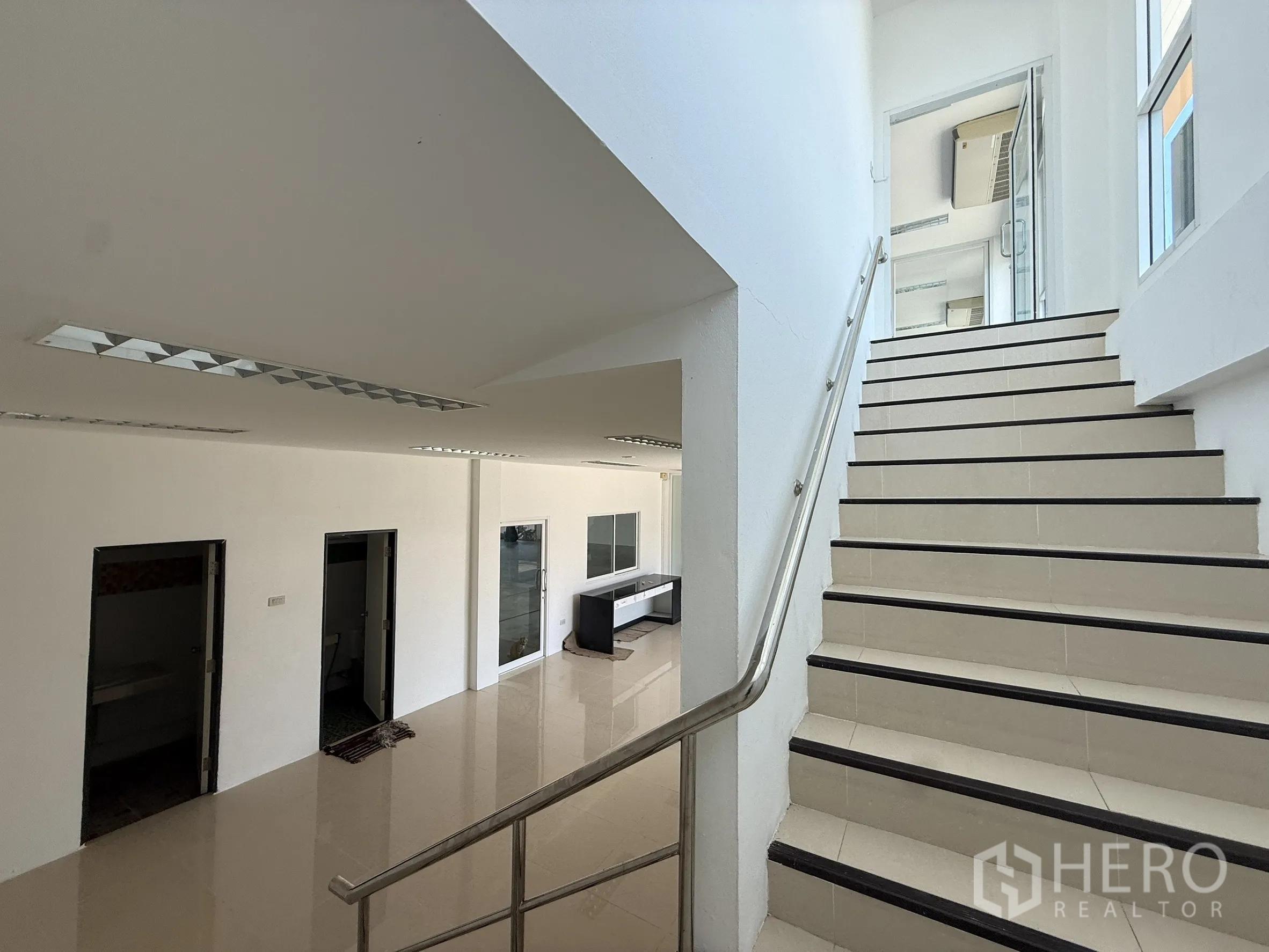Warehouse for rent or sale in Bang Bo, Samut Prakan - Staircase leading to the upper‑floor offices with natural light.
