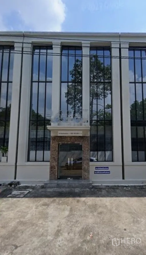 带办公室的家 for rent in Phra Khanong, Bangkok - 现代建筑外观，竖向落地玻璃与入口