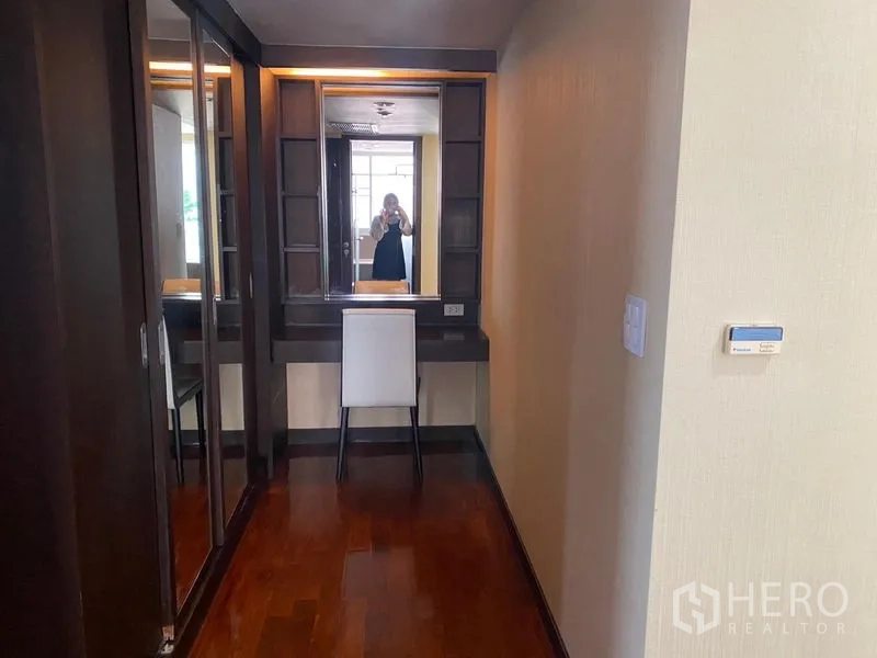 คอนโด ให้เช่าในWatthana, Bangkok - มุมแต่งตัวมีตู้เสื้อผ้าบานกระจกและโต๊ะเครื่องแป้งพร้อมไฟ