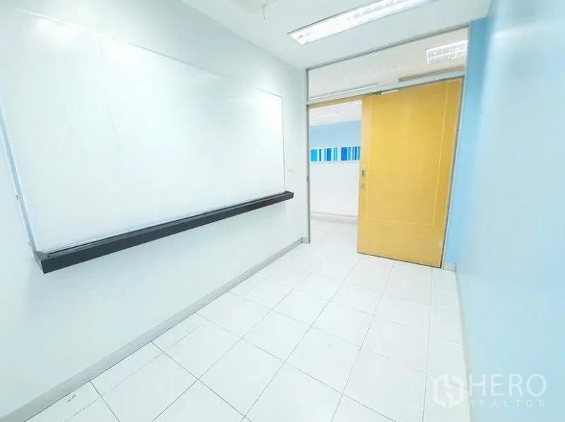 办公空间 出租在Bang Na, Bangkok - 狭长会议空间，墙面白板与木质推拉门。