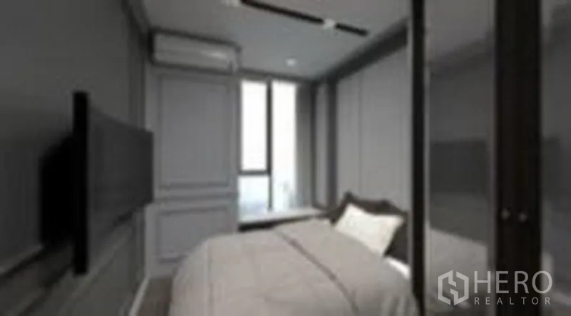 คอนโด ขายในPhra Khanong, Bangkok - ห้องนอนอบอุ่น มีทีวีติดผนัง ตู้เสื้อผ้า และหน้าต่างรับแสงธรรมชาติ