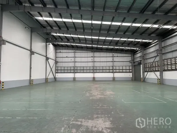 工厂 出租在Mueang Samut Prakan, Samut Prakan - 宽阔仓库大厅，隔热高屋顶与天窗，耐磨环氧地坪。