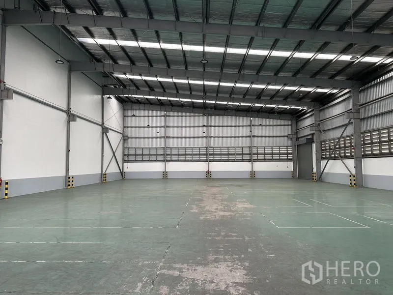 工厂 出租在Mueang Samut Prakan, Samut Prakan - 宽阔仓库大厅，隔热高屋顶与天窗，耐磨环氧地坪。