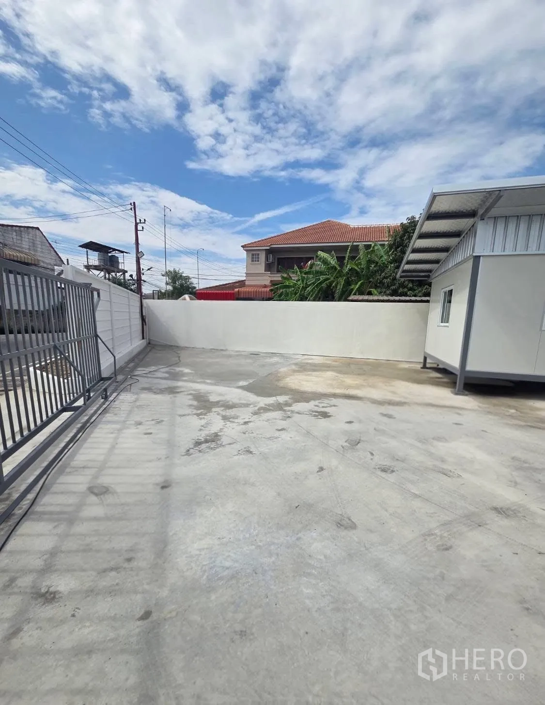โรงงาน for rent in Mueang Samut Prakan, Samut Prakan - ทางเข้าและทางวิ่งรถมีกำแพงสูงพร้อมพื้นที่จอดโล่ง