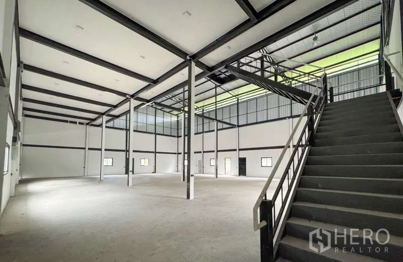 คลังสินค้า ให้เช่าในBang Phli, Samut Prakan - พื้นโกดังกว้าง โครงสร้างเหล็ก พร้อมบันไดสู่ชั้นลอย ใต้แผ่นหลังคาโปร่งแสง