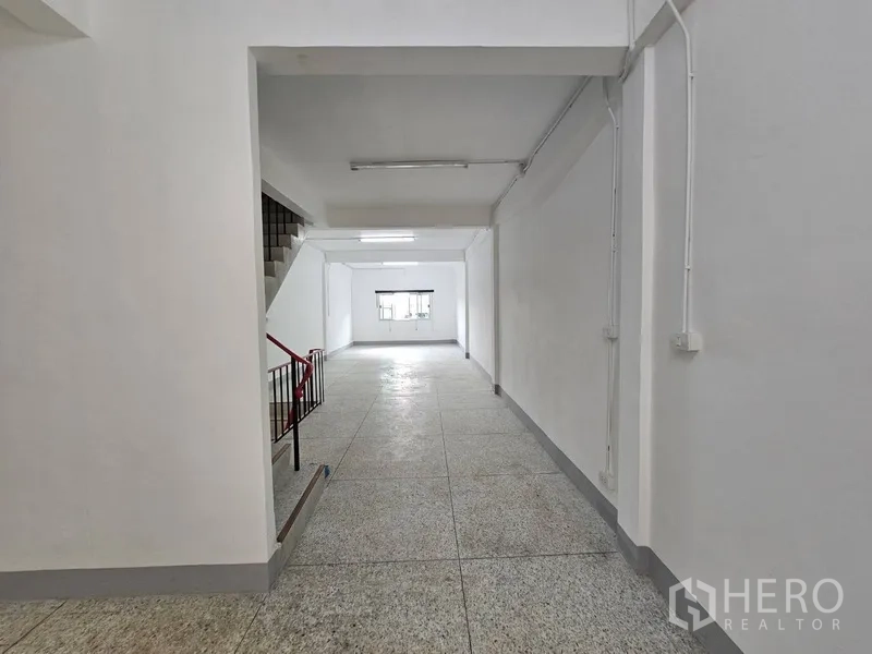 店屋 出租 - 宽阔开放式大厅，侧边楼梯与窗户。