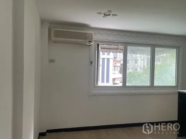 零售空间 出租在Khlong Toei, Bangkok - 带窗采光的房间，壁挂空调。