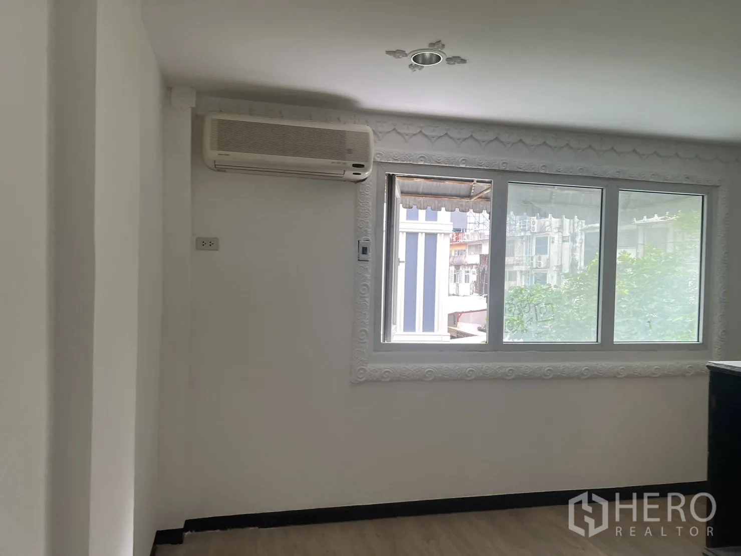 零售空间 出租在Khlong Toei, Bangkok - 带窗采光的房间，壁挂空调。