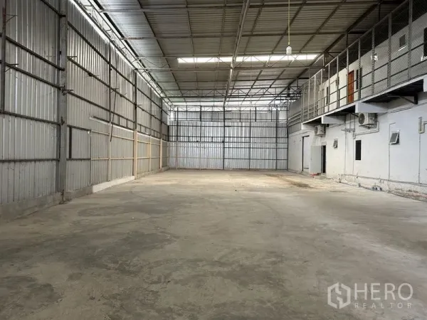 Warehouse for rent in Bang Khun Thian, Bangkok - Spacious warehouse interior with high steel roof, skylights and durable concrete floor in Bang Khun Thian.