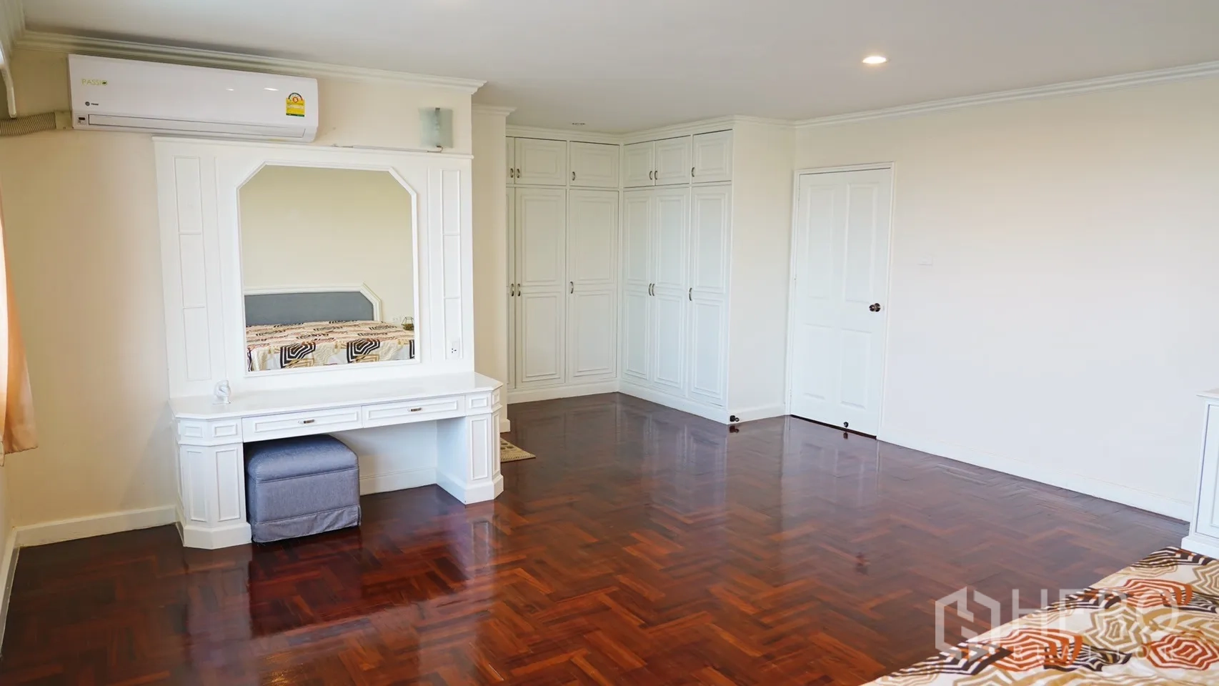 อพาร์ทเมนท์ ให้เช่าในWatthana, Bangkok - มุมห้องนอนใหญ่ โต๊ะเครื่องแป้ง ตู้เสื้อผ้าบิวท์อิน และเครื่องปรับอากาศ