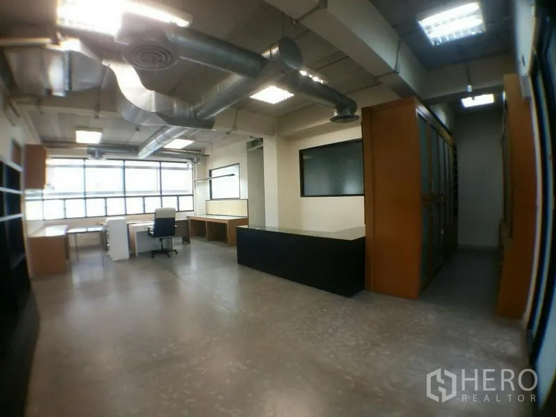 办公空间 出租在Phra Khanong, Bangkok - 大型办公区，多组工位、储物柜与外露风管。