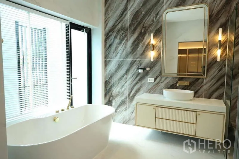 独立式住宅 出租或出售在Saphan Sung, Bangkok - 豪华卫浴，独立浴缸、背光镜与大理石墙面