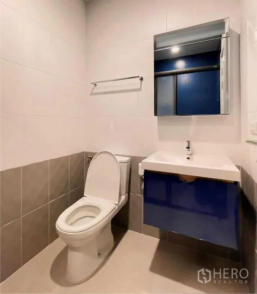 คอนโด ให้เช่าหรือขายในWatthana, Bangkok - ห้องน้ำสมัยใหม่ โถสุขภัณฑ์ อ่างล้างหน้า และกระจก ผนังโทนกลาง