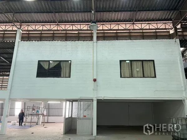 คลังสินค้า ให้เช่าในSamut Prakan - อาคารสำนักงานภายในโกดังใต้ชั้นลอย มีหน้าต่างและประตูทางเข้า