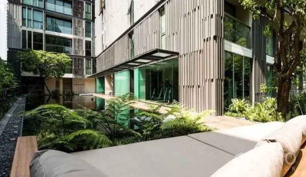 คอนโด ให้เช่าหรือขายในWatthana, Bangkok - คอร์ตยาร์ดจัดสวนพร้อมสระน้ำล้อมด้วยต้นไม้ และห้องฟิตเนสกระจกใส