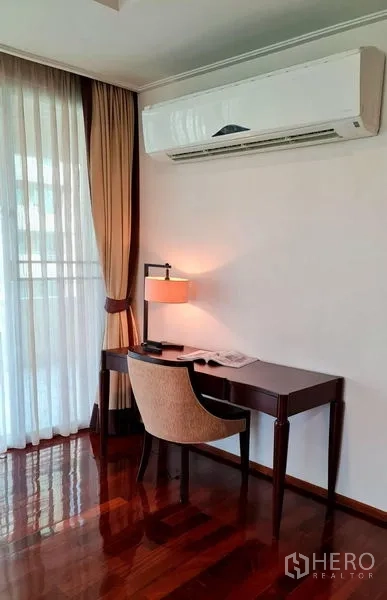 อพาร์ทเมนท์ ให้เช่าในKhlong Toei, Bangkok - มุมทำงานติดหน้าต่างพร้อมโต๊ะ เก้าอี้ ผ้าม่าน และเครื่องปรับอากาศ