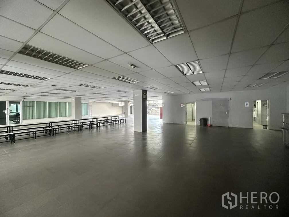 Factory for rent in Lam Luk Ka, Pathum Thani - Large staff canteen with long bench tables and tiled flooring.