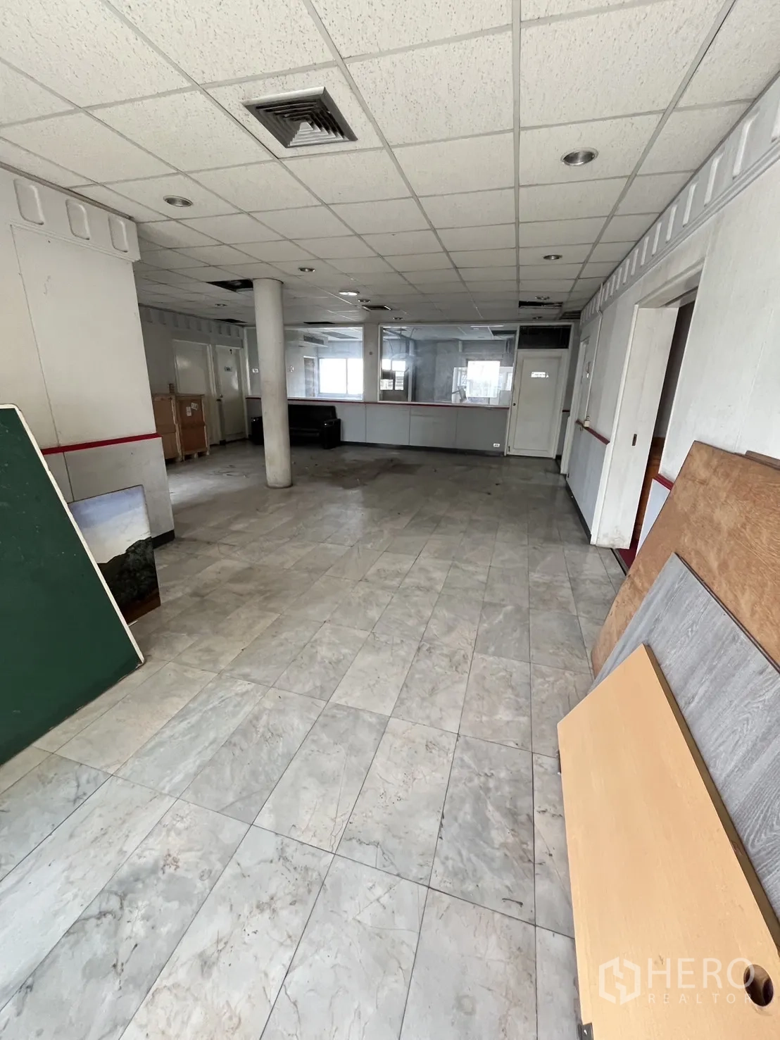 Warehouse for rent in Huai Khwang, Bangkok - Reception or office zone with glass partitions and tiled floor inside the warehouse.