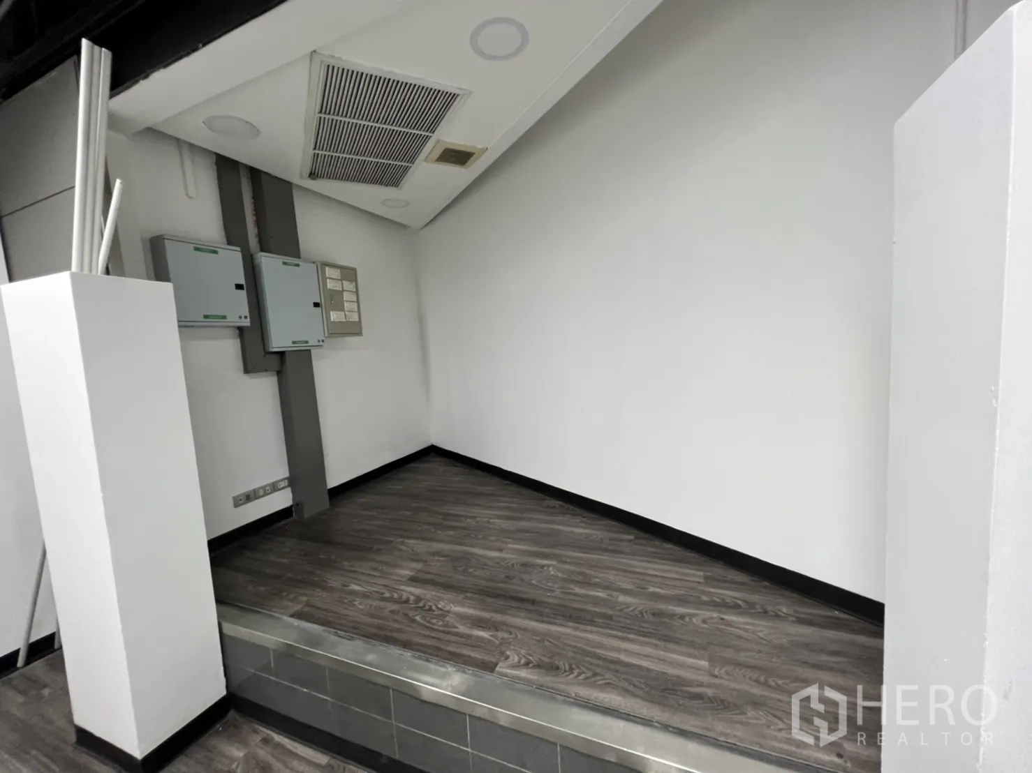 พื้นที่ขายปลีก ให้เช่าในSathon, Bangkok - ซอกยกพื้นขนาดเล็กพร้อมตู้ไฟและพื้นไวนิล