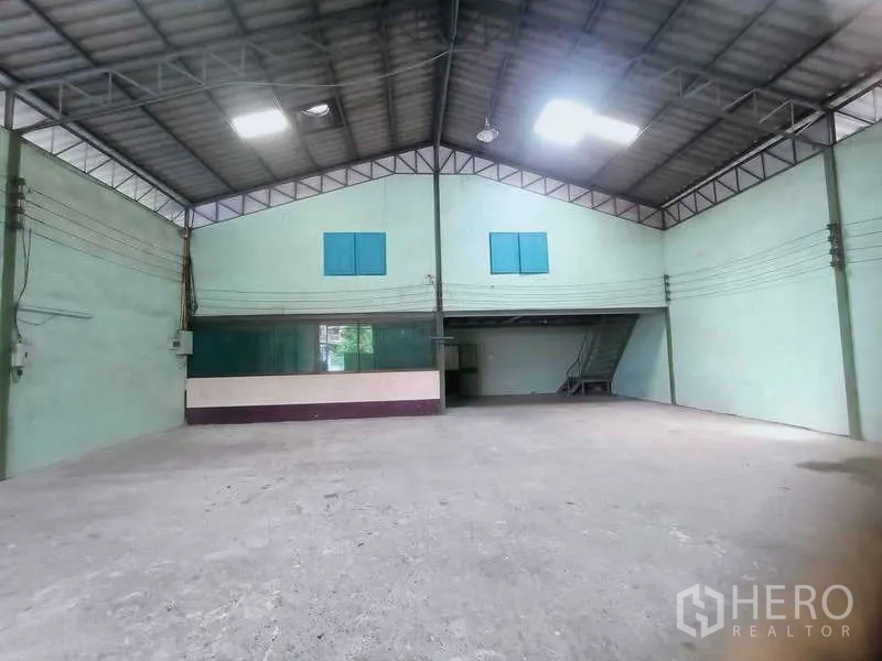 货栈 出售在Khlong Luang, Pathum Thani - 夹层下方玻璃办公室与通往上层的金属楼梯