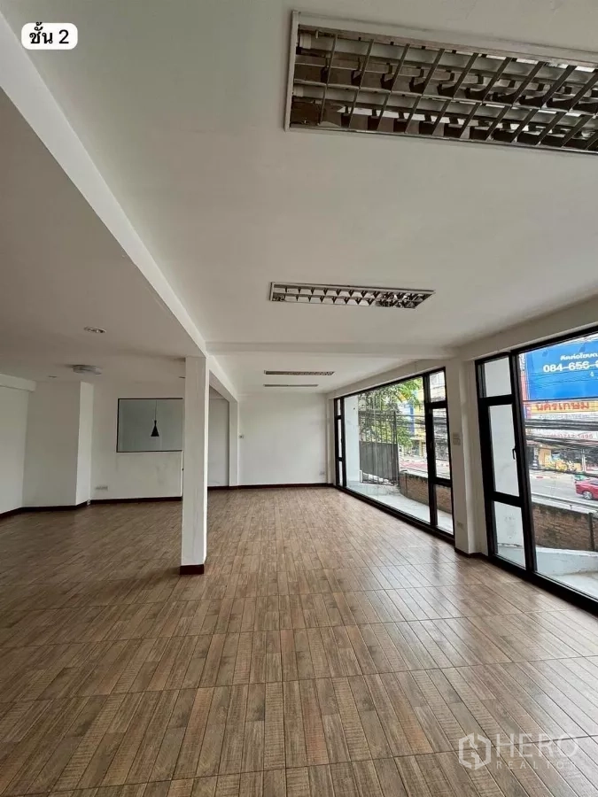 อาคารพาณิชย์ ให้เช่าหรือขายในKhlong Toei, Bangkok - ชั้น 2 แบบโชว์รูม ผนังกระจกเต็มบาน พื้นกระเบื้อง หันออกถนน
