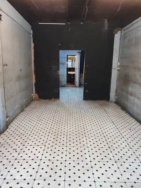 อาคารพาณิชย์ ให้เช่าหรือขายในKhlong Toei, Bangkok - ห้องหน้าร้านทรงลึก พื้นกระเบื้องขาวดำ ผนังคอนกรีตเปลือย มีทางเชื่อมไปโซนด้านหลัง