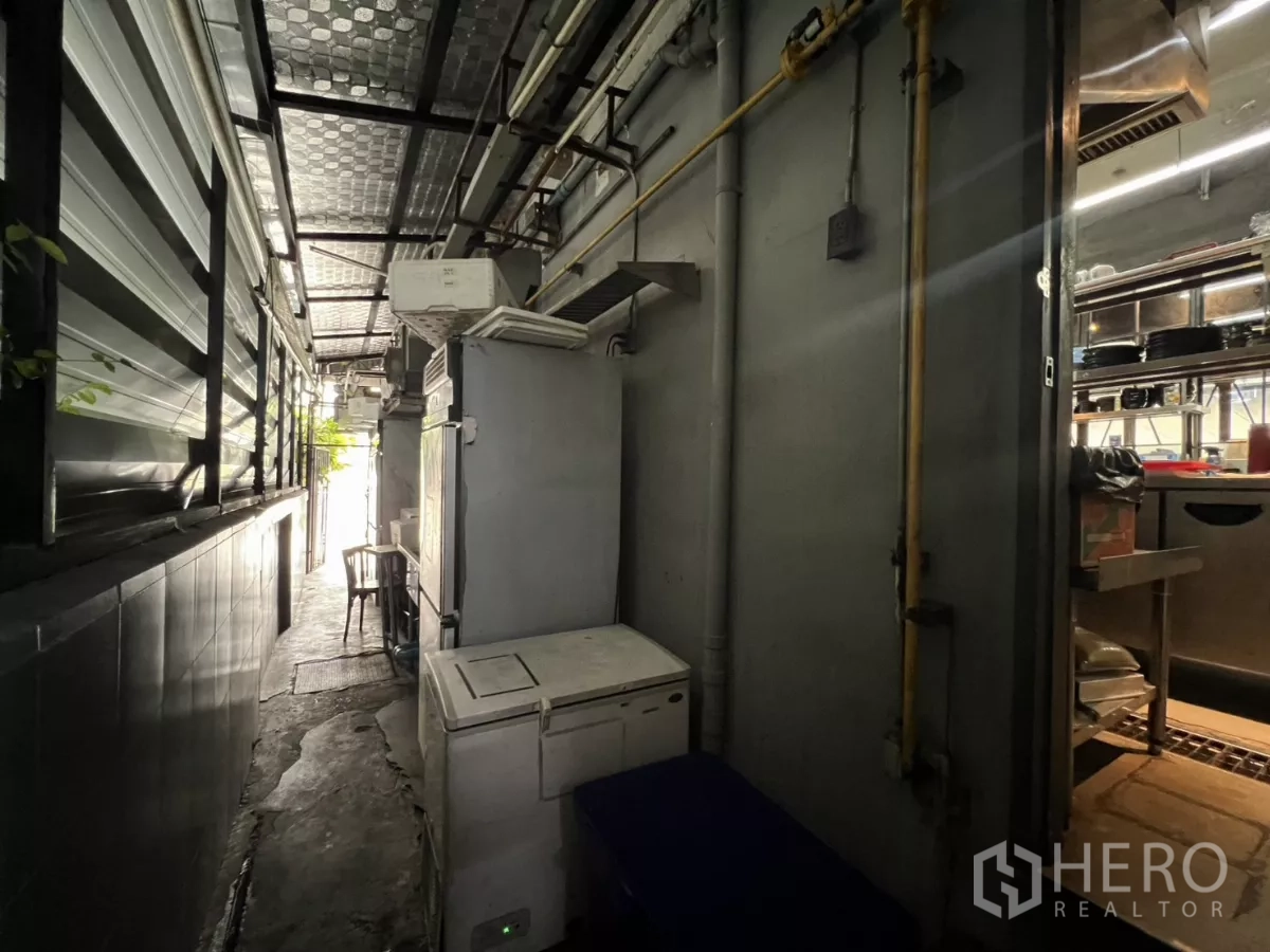 พื้นที่ขายปลีก ให้เช่าในWatthana, Bangkok - ทางเดินยูทิลิตีมีท่อแก๊สและตู้แช่ด้านข้างครัว