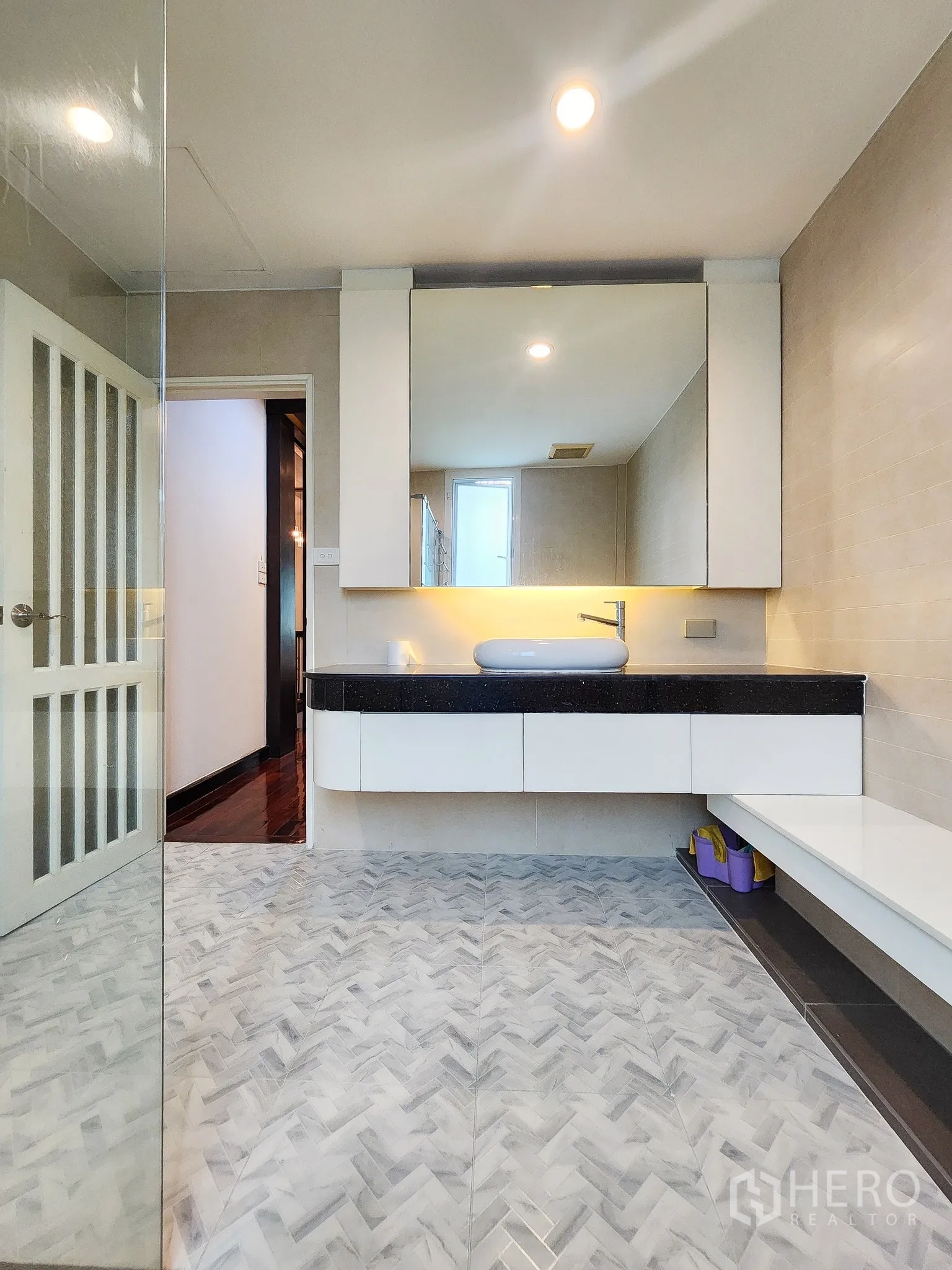 独立式住宅 出租在Bang Kapi, Bangkok - 卧室朝衣柜与收纳墙的视角，储物充裕。