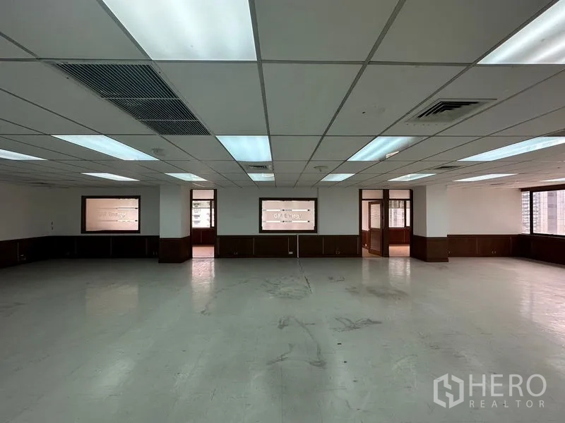 สำนักงาน ให้เช่าในWatthana, Bangkok - ฮอลล์ออฟฟิศหลักกว้าง มีไฟฟลูออเรสเซนต์และห้องแบ่งโซน
