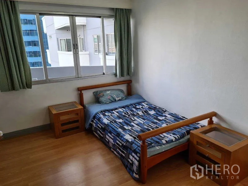 Condominium for rent in Ratchathewi, Bangkok - Second bedroom with single bed, twin nightstands and window.