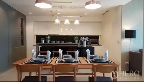 คอนโด ให้เช่าในKhlong San, Bangkok - ครัวโมเดิร์น ตู้บิลท์อิน เคาน์เตอร์ไอแลนด์ และไฟแขวน เชื่อมต่อส่วนทานอาหาร