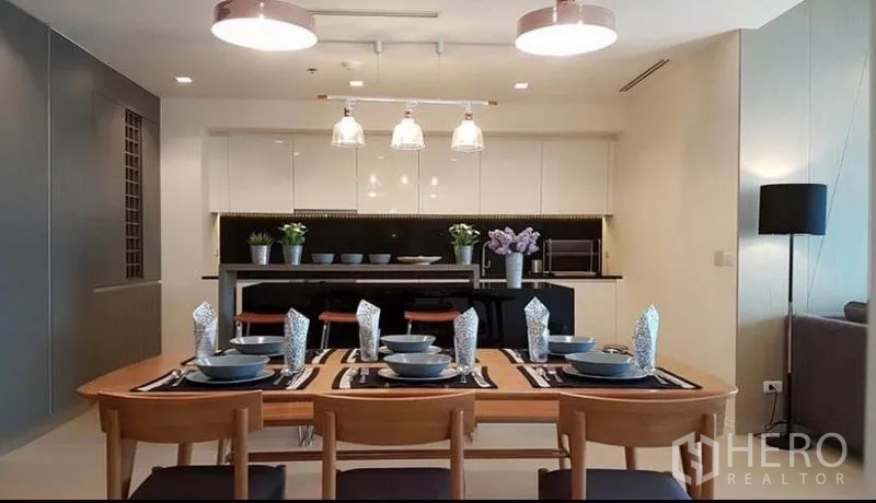 คอนโด ให้เช่าในKhlong San, Bangkok - ครัวโมเดิร์น ตู้บิลท์อิน เคาน์เตอร์ไอแลนด์ และไฟแขวน เชื่อมต่อส่วนทานอาหาร