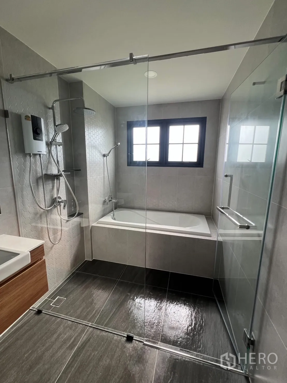 Detached House for rent in Bang Phli, Samut Prakan - Contemporary bathroom with glass-enclosed shower, bathtub and window.