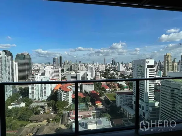 คอนโด ให้เช่าหรือขายในWatthana, Bangkok - ระเบียงพร้อมราวกระจก มุมมองสกายไลน์กรุงเทพฯ กว้างไกลในวันที่ท้องฟ้าโปร่ง