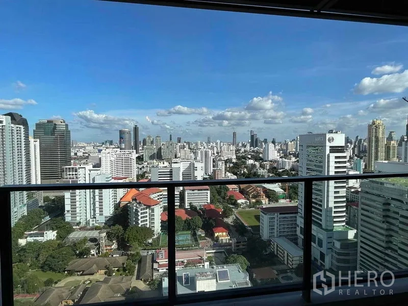 คอนโด ให้เช่าหรือขายในWatthana, Bangkok - ระเบียงพร้อมราวกระจก มุมมองสกายไลน์กรุงเทพฯ กว้างไกลในวันที่ท้องฟ้าโปร่ง