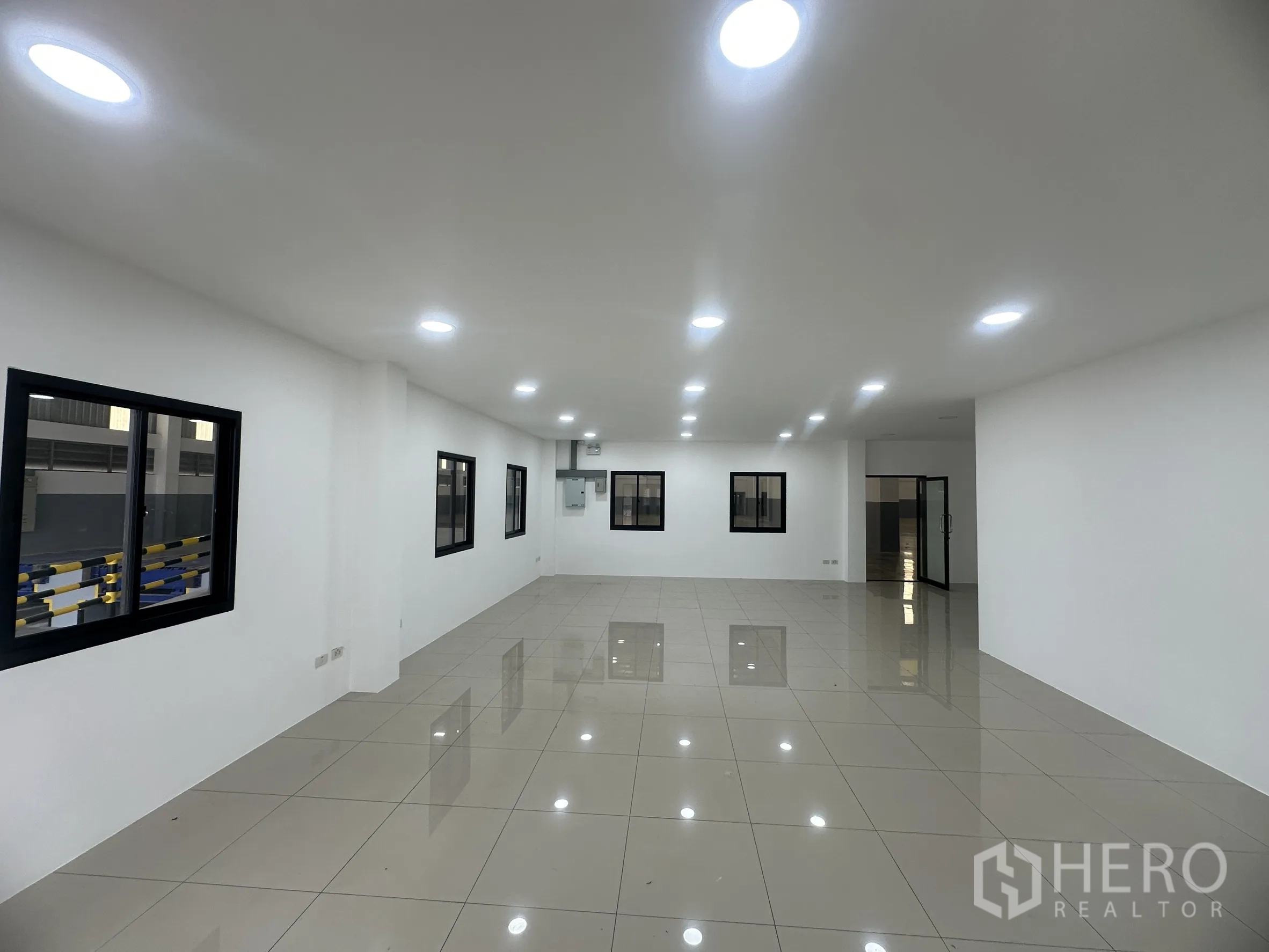 โกดัง for rent in Mueang Samut Prakan, Samut Prakan - ห้องสำนักงานสว่างพื้นกระเบื้อง ไฟดาวน์ไลต์ และหน้าต่างมองเห็นโกดัง