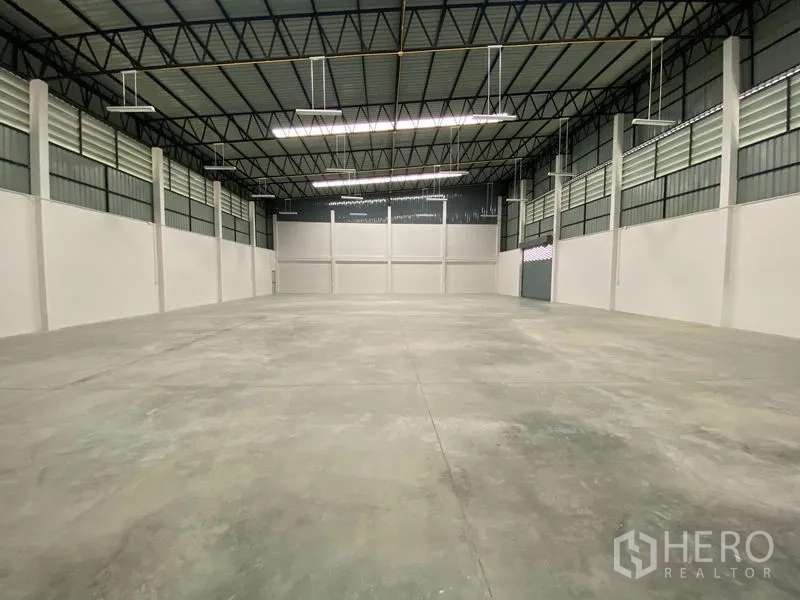 Warehouse for rent or sale in Bang Len, Nakhon Pathom - Open warehouse floor with bright lighting and polished concrete surface.