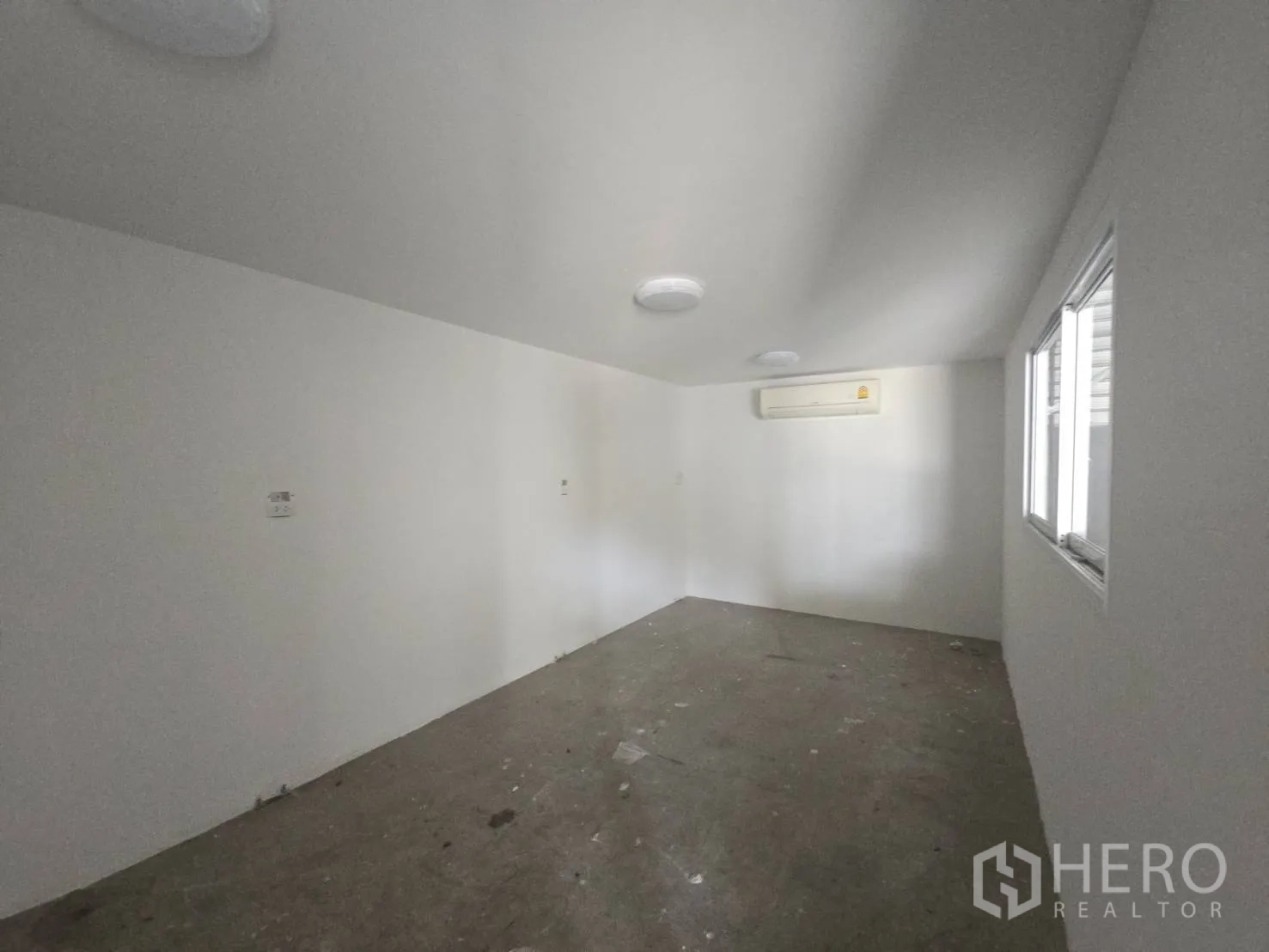 คลังสินค้า ให้เช่าในBang Phli, Samut Prakan - ห้องออฟฟิศสีขาวภายในโกดัง มีหน้าต่างและแอร์แบบติดผนัง