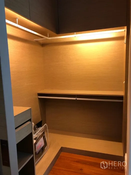 公寓 出租或出售在Khlong Toei, Bangkok - 内置步入式衣帽间，带搁架、挂杆与暖色灯带。