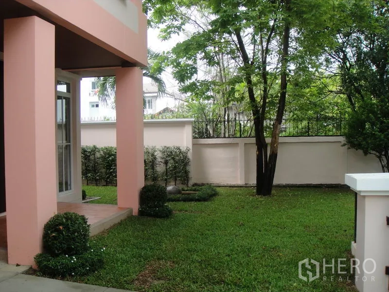 Detached House for rent in Wang Thonglang, Bangkok - Shaded front garden with lawn, trees, boundary wall and covered porch.