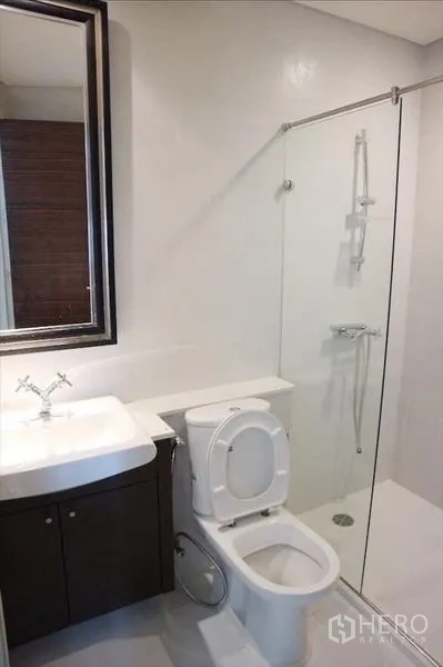 คอนโด ให้เช่าหรือขาย - ห้องน้ำทันสมัยพร้อมตู้กระจกกั้นอาบน้ำ ฝักบัวเรนชาวเวอร์ และอ่างล้างหน้า