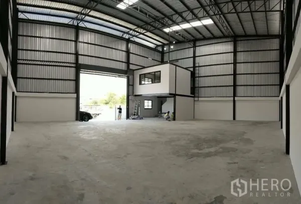 货栈 出租在Bang Phli, Samut Prakan - 仓库内部空间开阔，钢结构高屋顶与夹层办公室