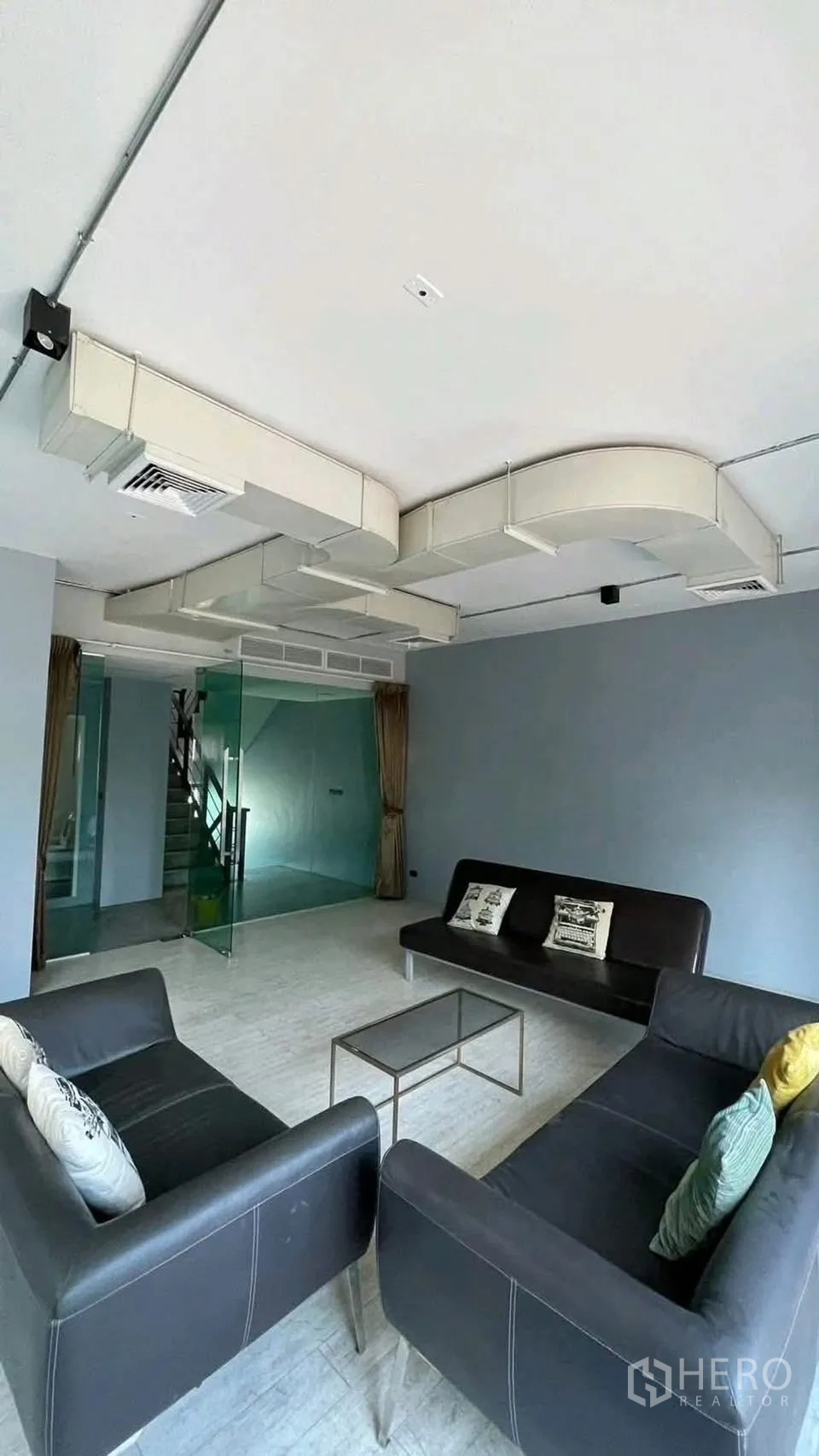 家庭办公室 for rent or sale in Wang Thonglang, Bangkok - 会客区，外露风管空调与玻璃会议室。