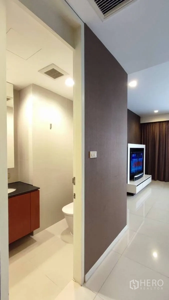 คอนโด ให้เช่าในSathon, Bangkok - ประตูทางเข้าห้องน้ำแขกข้างโซนทีวีและพื้นกระเบื้องเงา