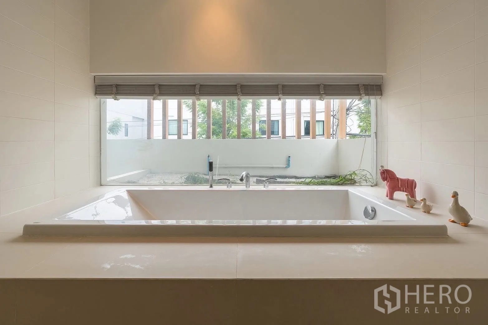 独栋房屋 for rent in Saphan Sung, Bangkok - 靠窗的深浴缸，可望小庭院景。