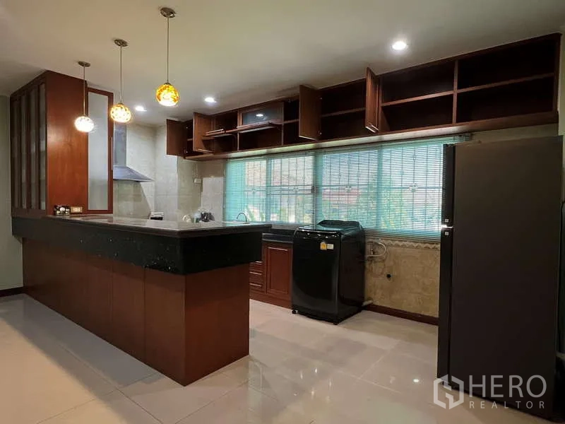 สำนักงานที่บ้าน ให้เช่าหรือขายในMin Buri, Bangkok - ครัวบิวท์อินมีไอแลนด์ โคมไฟห้อย เครื่องดูดควัน และตู้เก็บของจำนวนมาก